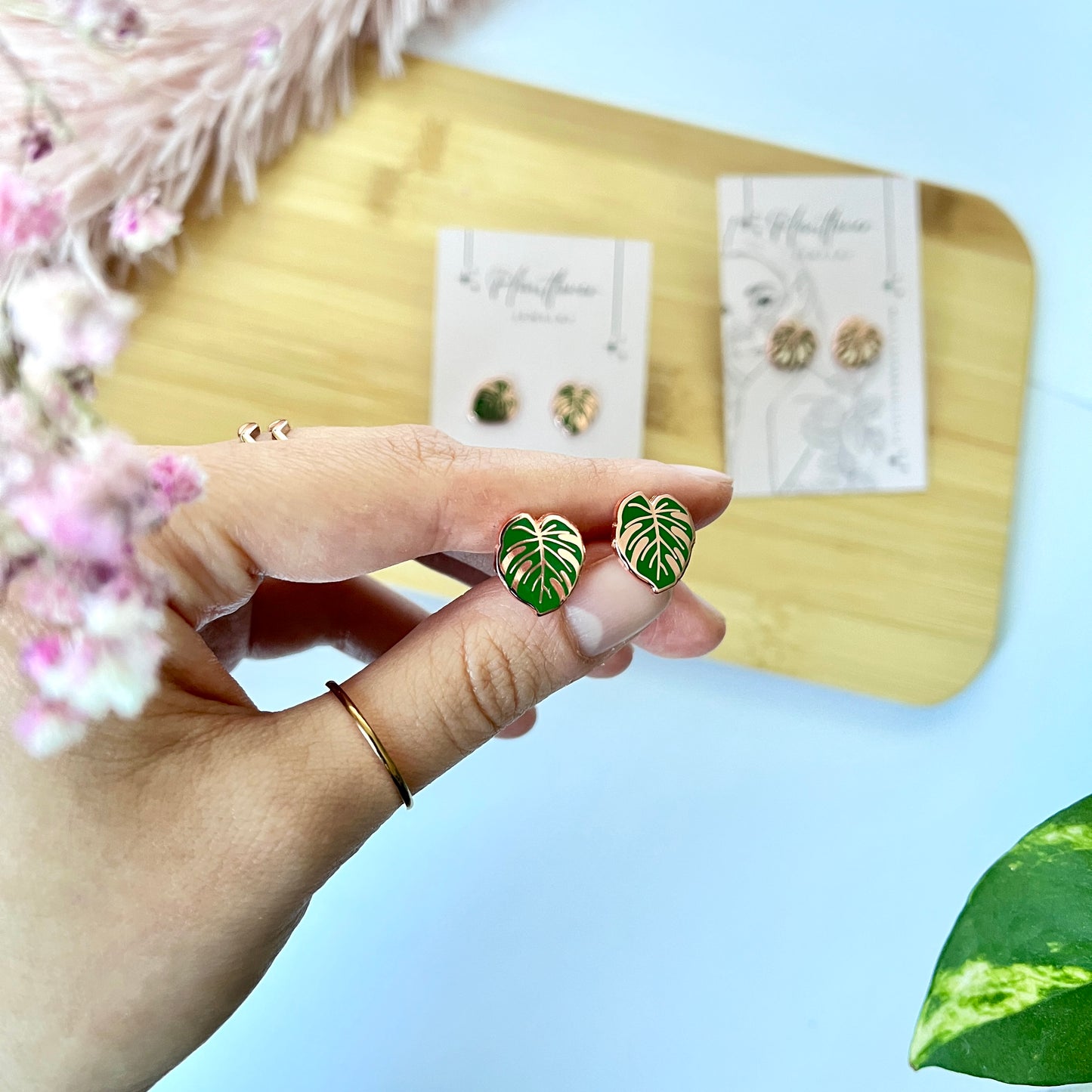Monstera Blatt Ohrstecker aus Hartemaille und Edelstahl | Zimmerpflanze Schmuck