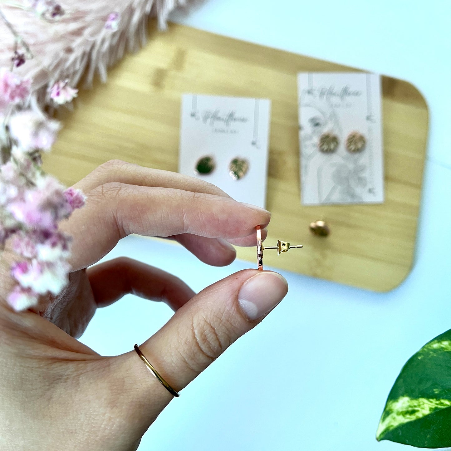 Monstera Blatt Ohrstecker aus Hartemaille und Edelstahl | Zimmerpflanze Schmuck