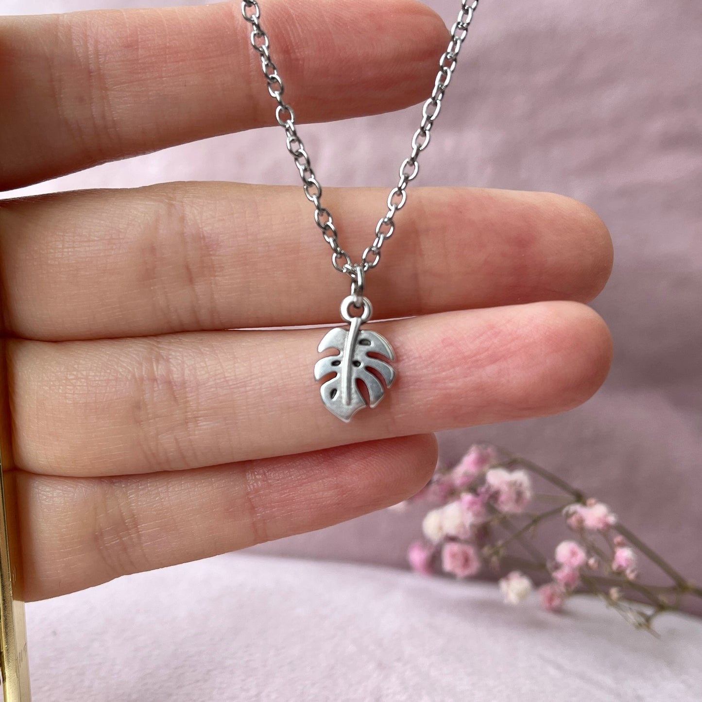 Halskette mit Monstera Anhänger in Silber aus Edelstahl und Zamak