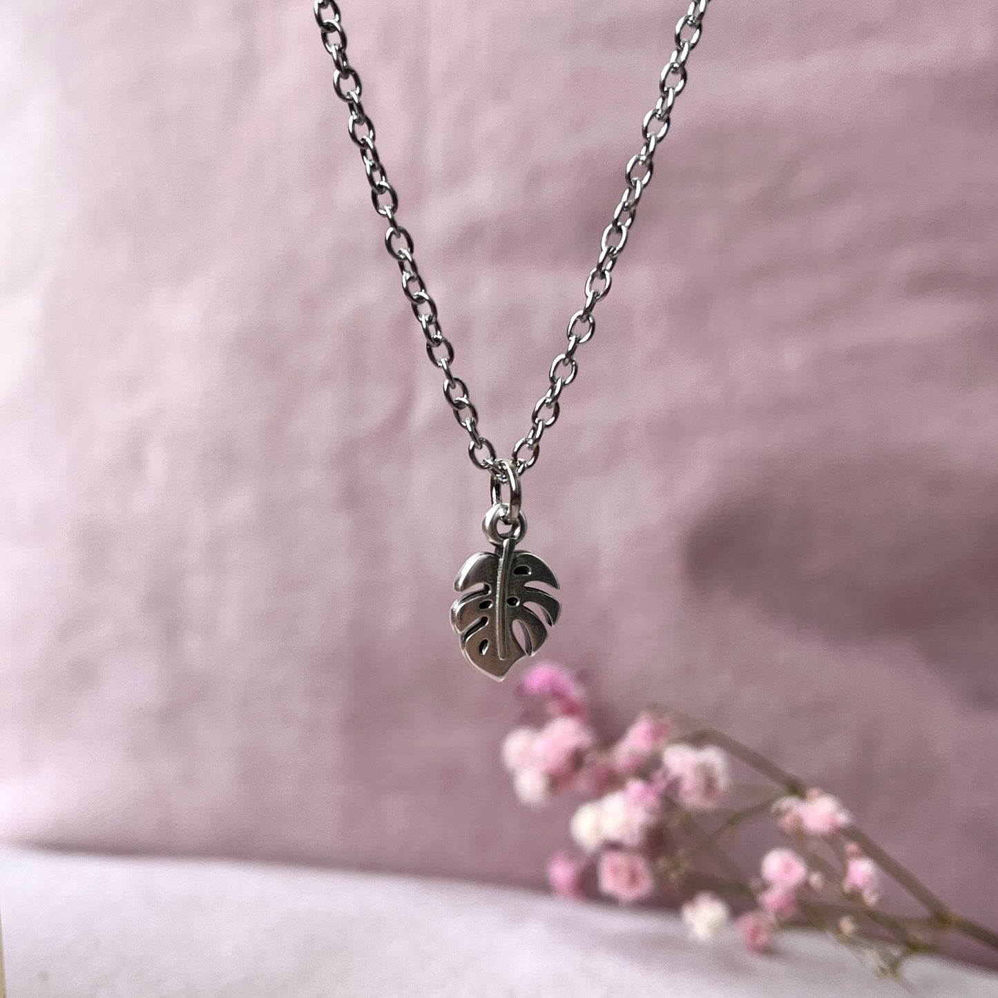Halskette mit Monstera Anhänger in Silber aus Edelstahl und Zamak