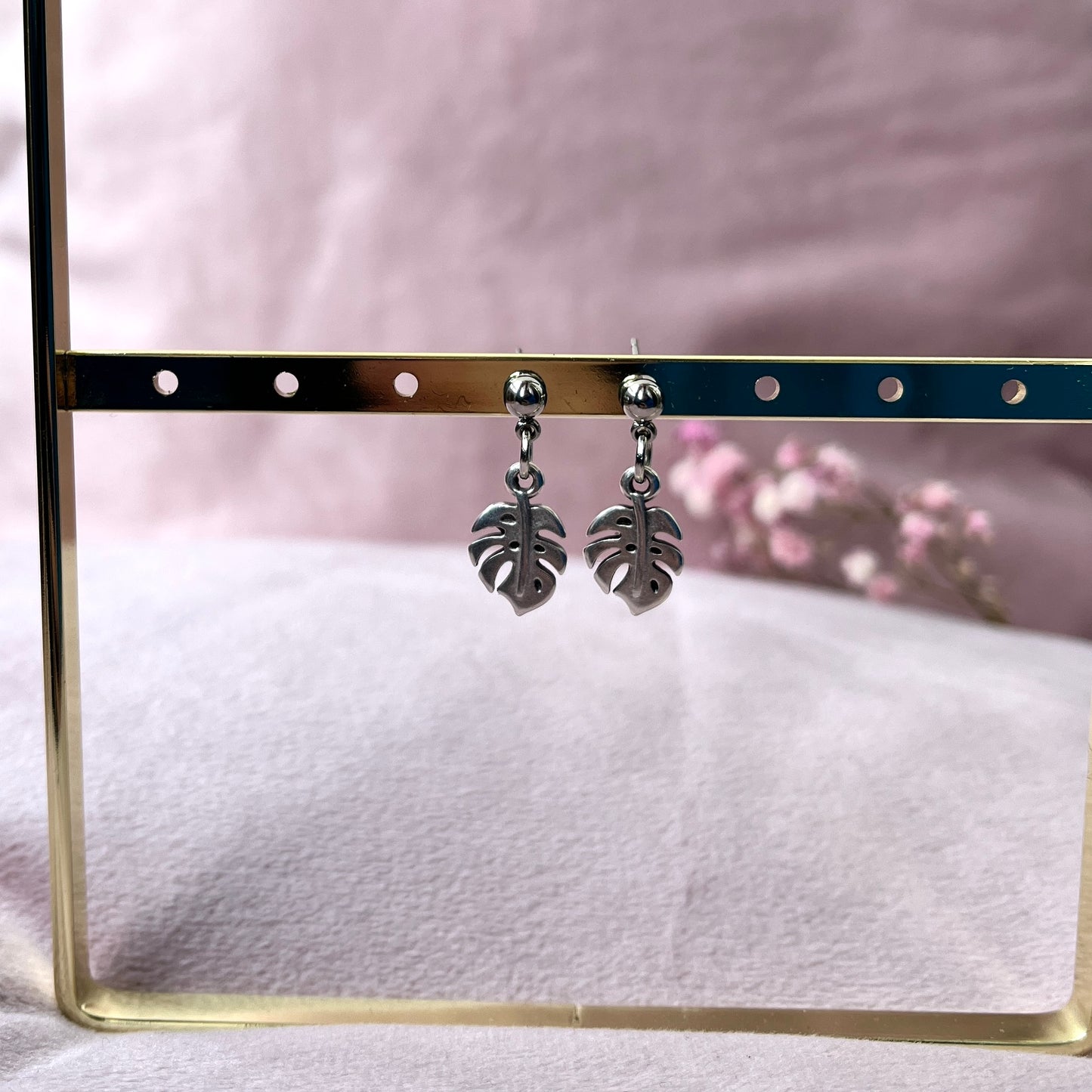 Silber Ohrstecker mit Monstera Anhänger aus Edelstahl und Zamak