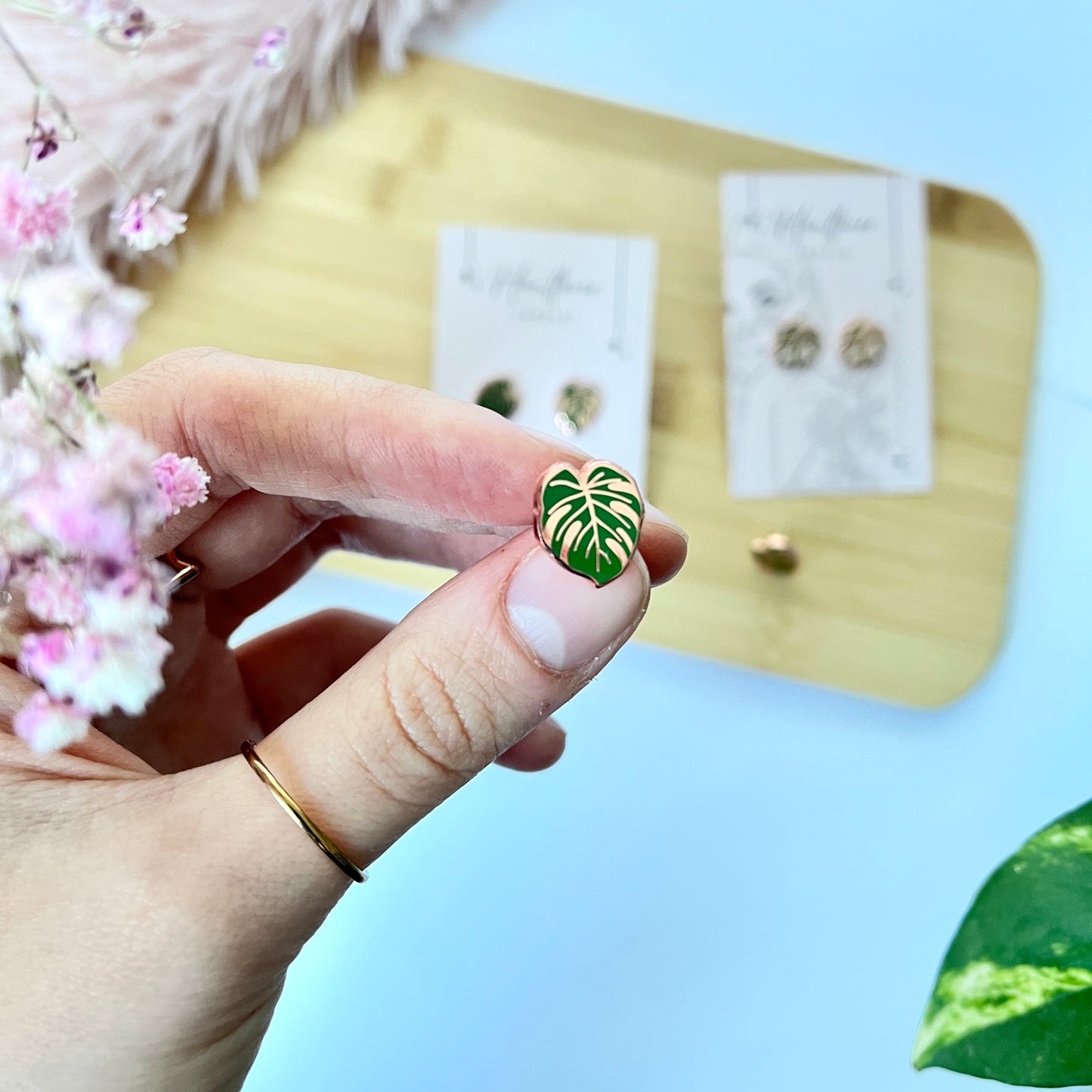 Monstera Blatt Ohrstecker aus Hartemaille und Edelstahl | Zimmerpflanze Schmuck