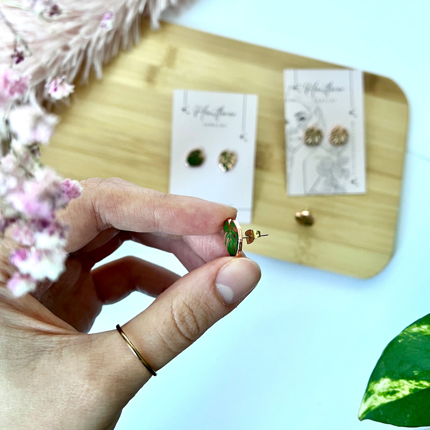 Monstera Blatt Ohrstecker aus Hartemaille und Edelstahl | Zimmerpflanze Schmuck
