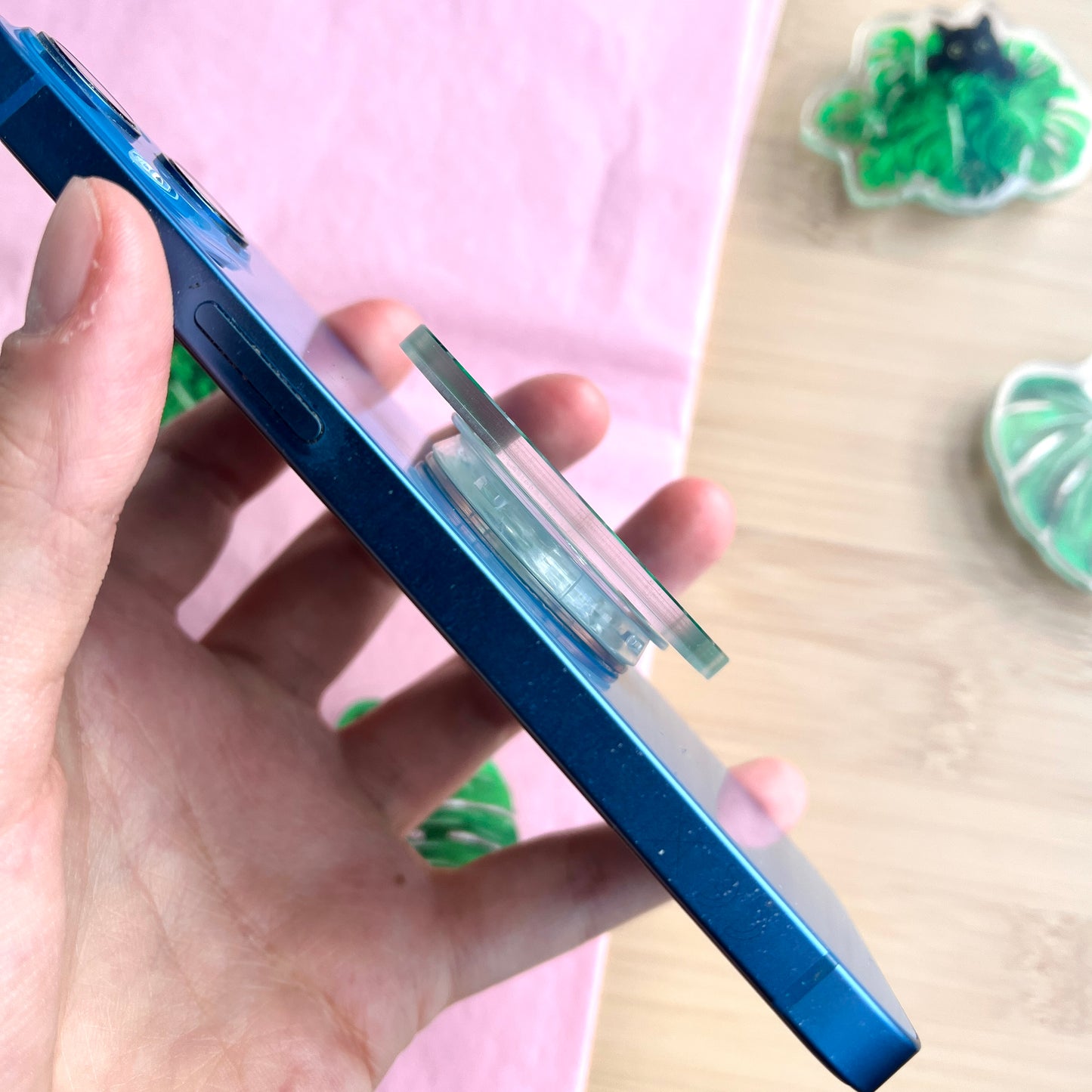 Handygriff aus Acryl - Katze in Monstera Blättern