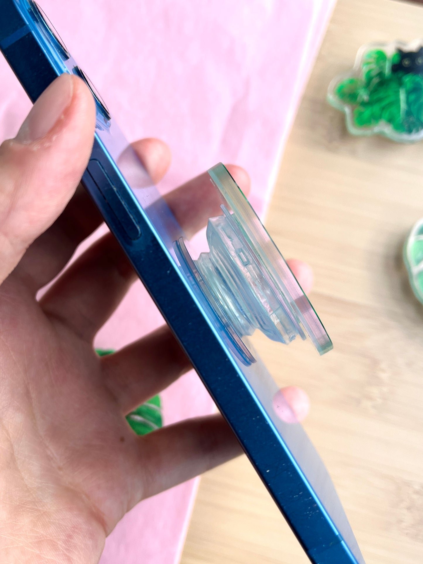 Handygriff aus Acryl - Katze in Monstera Blättern