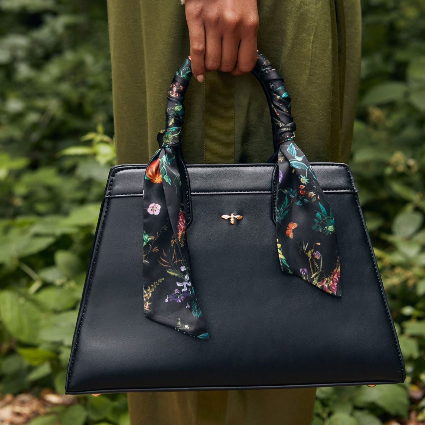 Schwarze Handtasche mit botanischem Kürbis-Print, Umhängetasche Fable London