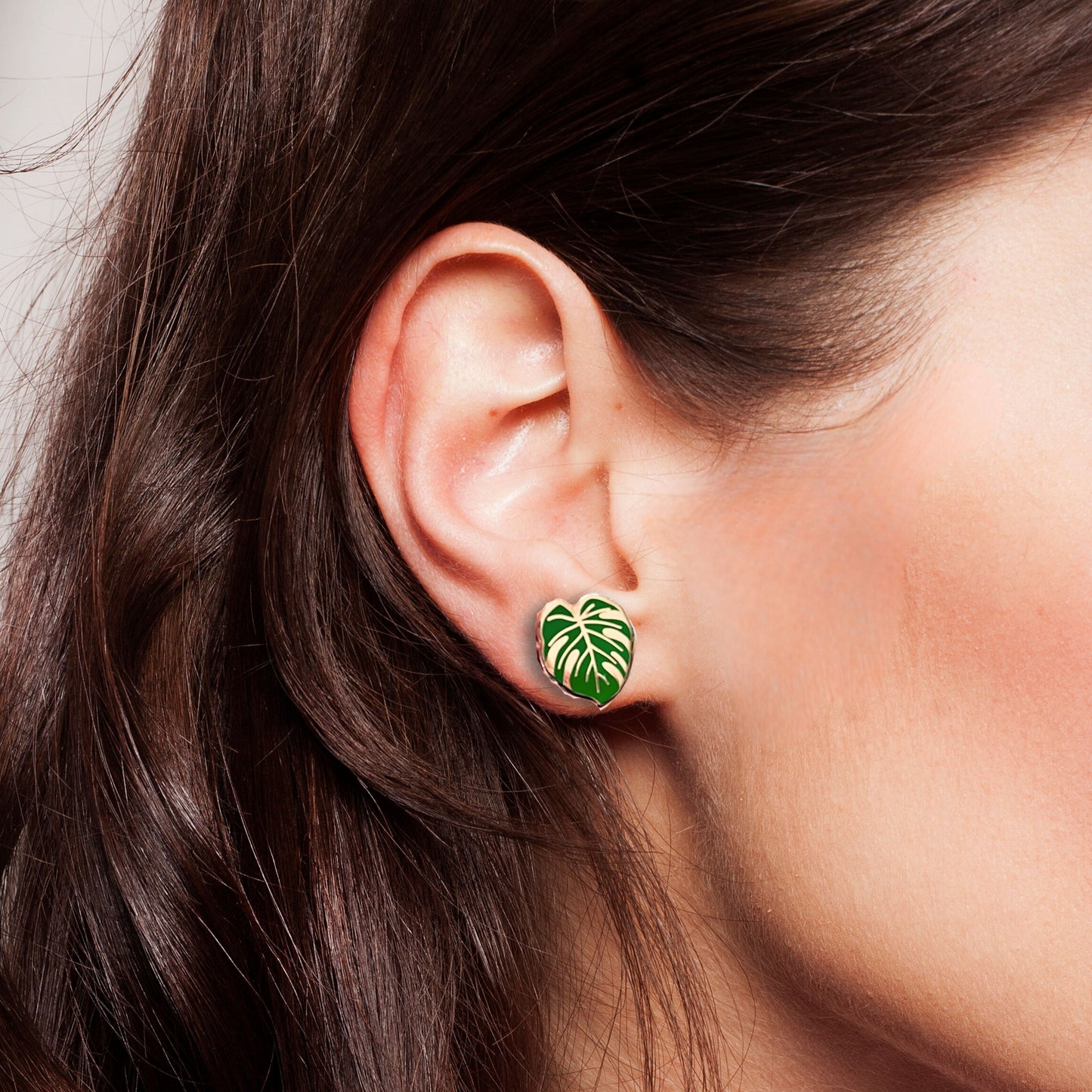 Monstera Blatt Ohrstecker aus Hartemaille und Edelstahl | Zimmerpflanze Schmuck