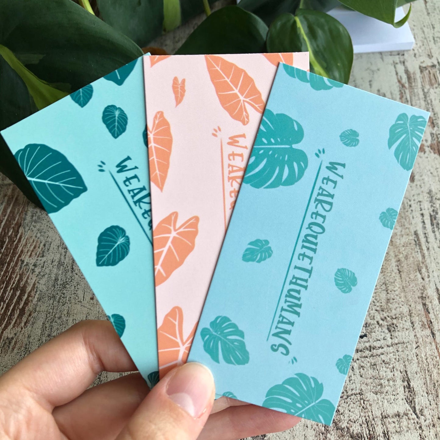 Lesezeichen mit Monstera deliciosa - wearequiethumans