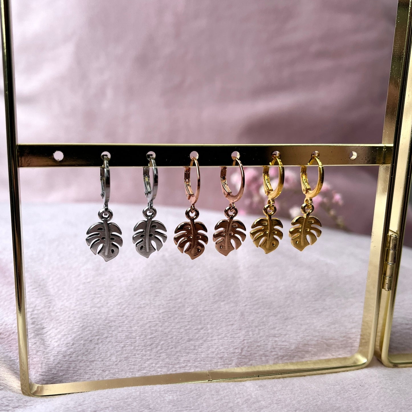 Monstera Ohrringe in unterschiedlichen Farben: Silber, Rosegold und Gold.