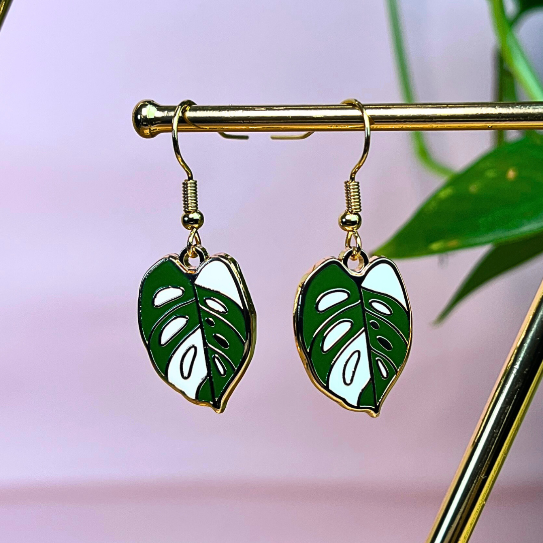 Monstera Adansonii Ohrringe Goldfarbe – Pflanzen Schmuck, Emaille Blatt Ohrhänger mit Edelstahl Fischerhaken