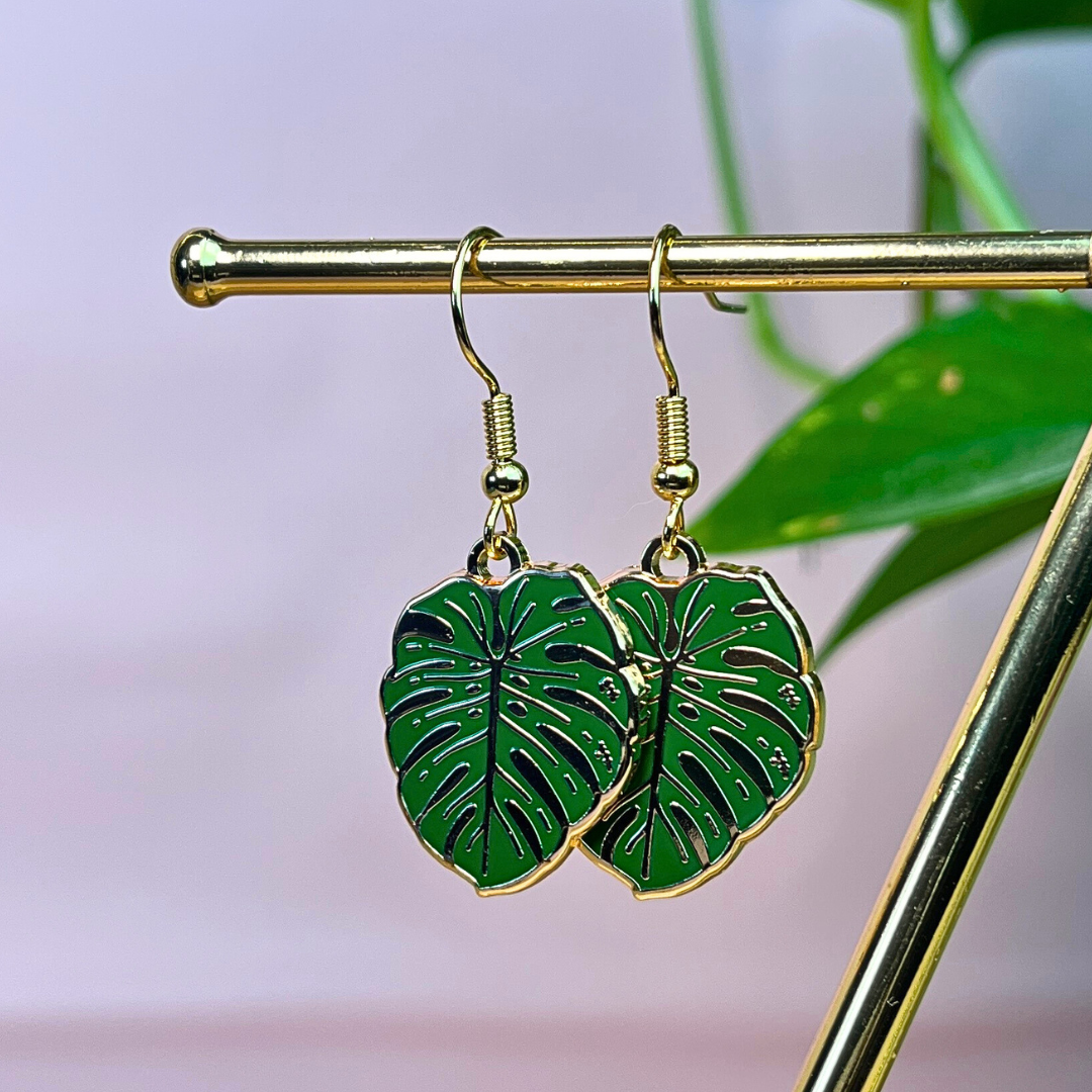 Monstera Blatt Ohrringe Goldfarbe – Pflanzen Schmuck