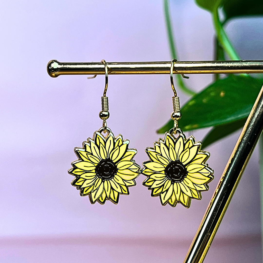 Florale Emaille-Ohrringe „Sonnenblume“ – sommerlicher Ohrschmuck für Pflanzenfans