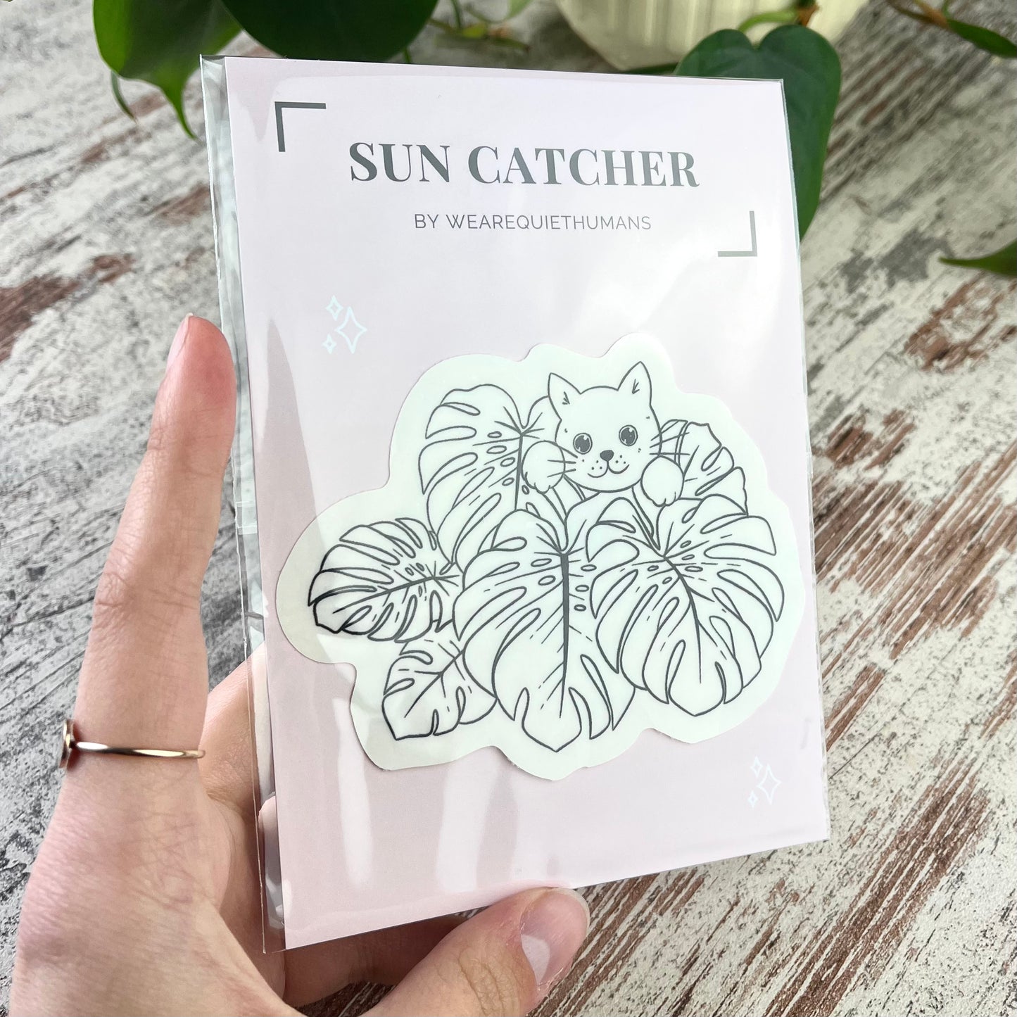 Sun Catcher Sticker - Monstera deliciosa mit Katze - wearequiethumans